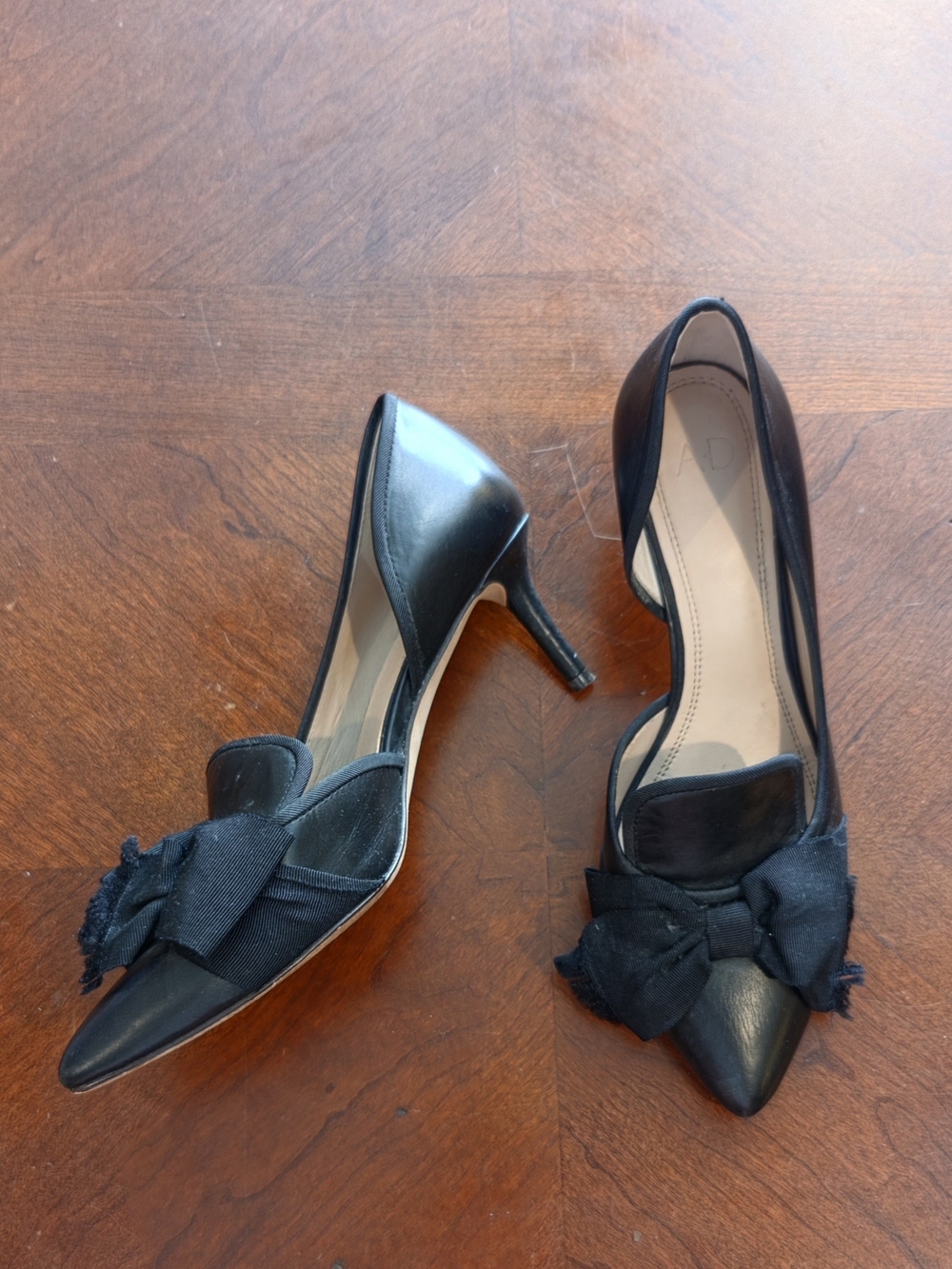 Women's Black Pointed-Toe Bow Mid-Heel Pumps